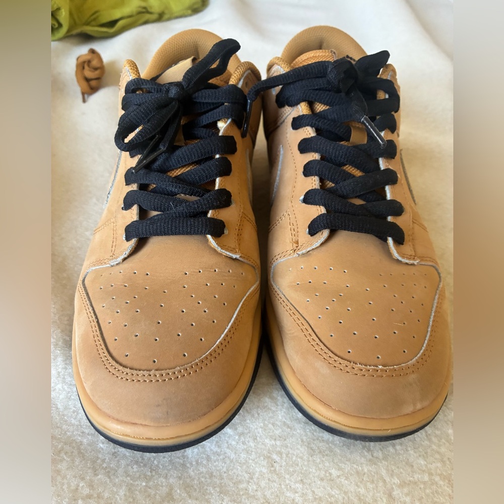 Nike dunk low Men's Wheat/Tan with Black Laces and same color laces. Size 11.5